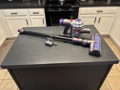 Aspiradora con varilla inalámbrica Dyson V8 Absolute plateada/níquel Foto 1 de 4