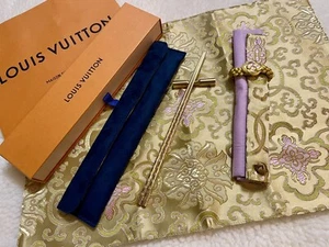 Estuche de cubiertos LOUIS VUITTON palillos tono dorado monograma nuevo - Imagen 1 de 8