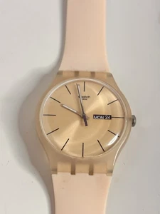 Swiss Swatch ROSE REBEL Pale Pink Silikon Day-Date Uhr 40mm SUOT700 - Bild 1 von 5