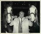 1983 Press Photo Hunters Hollow Taverne owner Eddie Thomas with the two Clydesda