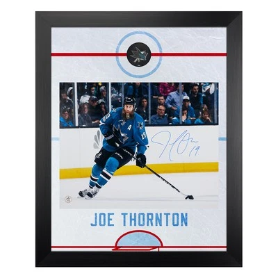 Pista gráfica autografiada por Joe Thornton San Jose Sharks marco 26x32 Foto 1 de 2