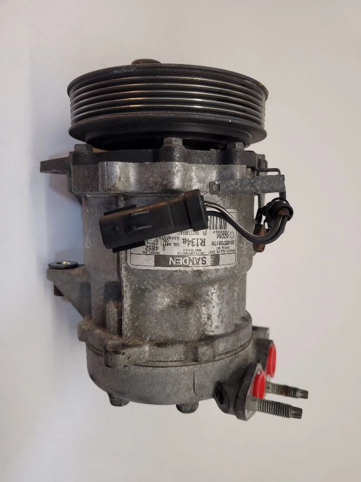 2002-2005 JEEP LIBERTY AC Compressor 3.7L 55037466AE 02-05 - Imagem 1 de 4