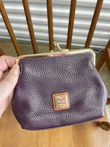 Monedero Dooney and Bourke Kissing Lock cuero granulado usado en excelente estado - Imagen 1 de 2