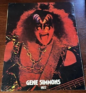 Poster Vintage KISS Ritaglio Rivista Singola Pagina 11” X 8 1/4” Gene Simmons 1977 - Foto 1 di 11