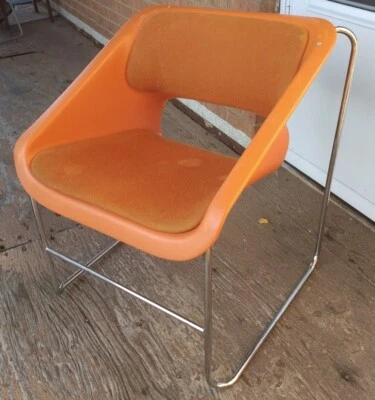 CADEIRA RARA ARTOPLEX 1976 MONTREAL OLIMPICS MOLDADA PLÁSTICO LARANJA Com ALMOFADAS  - Imagem 1 de 4