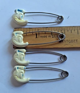 VIER VINTAGE DISNEY WINDELSICHERHEITSNADELN DONALD DUCK ORIGINAL mit KLEMMSCHUTZ - Bild 1 von 9