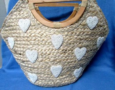 Bolsa de mão Shiraleah Chicago natural trançada juta contas brancas corações cabo de madeira - Imagem 1 de 4