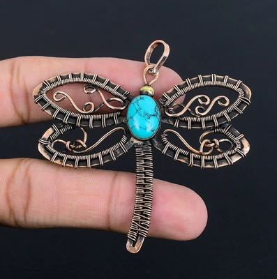 Colgante mariposa hecho a mano envuelto en alambre de cobre con piedras preciosas turquesa de Santa Rosa Foto 1 de 4
