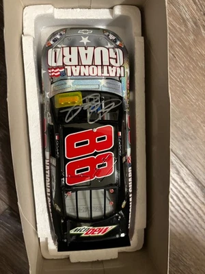 Dale Earnhardt Jr #88 Guardia Nacional Honrando a Nuestros Soldados 1/24 Autografiado  Foto 1 de 4