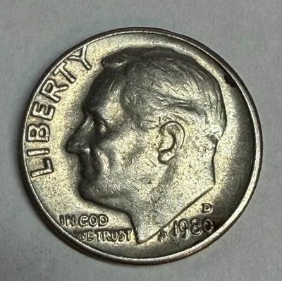 1980 - D - 10 U.S. CENT COIN - OFF CENTER AND PRINTING ERROR 'W' TOUCHING COLLAR - Image 1 of 3