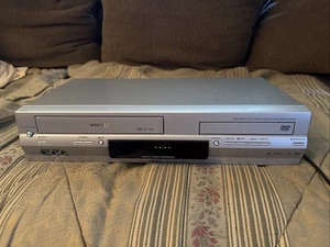 Toshiba Lettore DVD Videoregistratore Videoregistratore Combo SD-KV550SU NO Telecomando - Foto 1 di 7