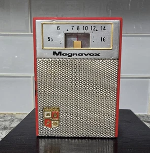 Radio de seis transistores Magnavox AM-62 de colección ~ roja NEC Japón años 60 - Imagen 1 de 12