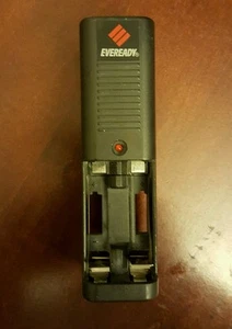 Eveready battery charger for 4 AAA batteries - model FCC2 - Picture 1 of 3