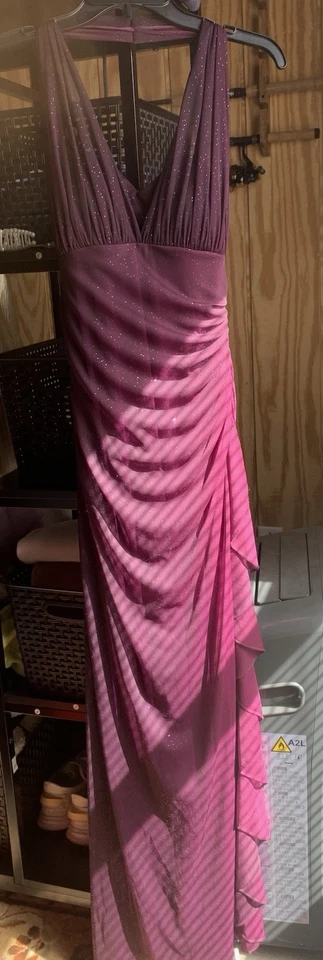 Stacy Skylar Blondie Nites 长紫色闪亮荷叶裙 — 第 1/4 张图片