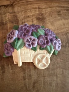 Spilla spilla plastica vintage marcata HMK viola fiori in crema carrello fiori - Foto 1 di 5