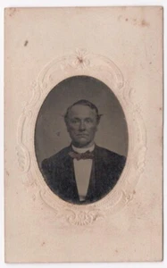 Hombre en traje y pajarita, "Jno A Gamble", Baltimore MD, foto tipo tinte enmarcada en papel - Imagen 1 de 2