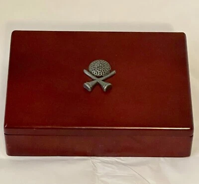 Caja de madera de cerezo de colección con pelota de golf de peltre y decoración de camisetas. Foto 1 de 4