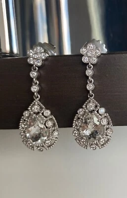 Aretes colgantes de diamantes y topacio blanco del Nilo Azul en oro blanco de 14 k Foto 1 de 4