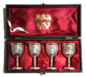 4 Vintage versilberte Cordial Kelche mit Trauben Motiv und Original Etui - Bild 1 von 5
