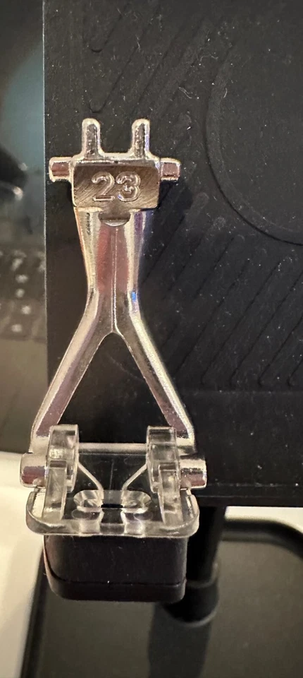 Pie con apliques Bernina genuinos #23 - estilo antiguo Foto 1 de 1