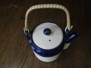 VTG 6 1/2" TALL COBALT BLUE-EARTH TONE COLORED STONEWARE TEAPOT W/ RATTAN HANDLE - Picture 1 of 11