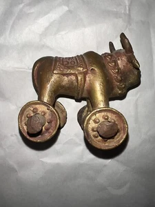 Antik Messing Stier Tier Spielzeug Statue mit beweglichen Rädern Sammlerstück Kunst Figur - Bild 1 von 5