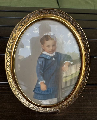 Antigua Fotografía Coloreada a Mano Latón Ovalado Marco Convexo Usado en Excelente Condición Mesa de Pared Niña Azul Foto 1 de 4