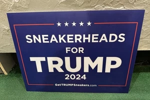 SNEAKERHEADS FOR TRUMP 2024 “GetTrumpSneakers.com” OFFICIAL SIGN SNEAKERCON - Imagen 1 de 2