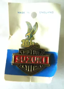 SUZUKI METAL PIN BADGE PULSE MADE IN ENGLAND NEW - Picture 1 of 1