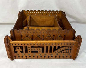 Antik 1880er Paar Volkskunst Holz Nähkästchen Etagen aus Tatting Stand Spule - Bild 1 von 18