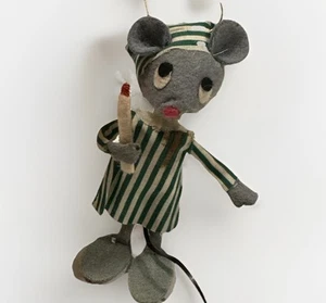 Ratón de fieltro navideño vintage en pijamas a rayas con adorno de velas. Japón - Imagen 1 de 2