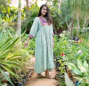 Schönes Midi-Damenkleid mit Handblockdruck und Passe Stickerei 3/4-Ärmel - Bild 1 von 5