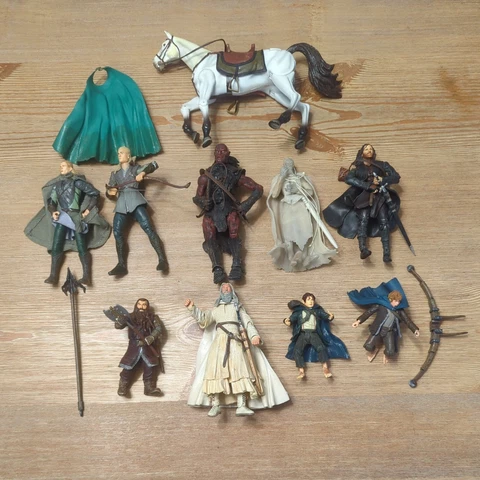 Lot of  10 2000's Assorted Lord of The Rings figures ToyBiz figures Accessories Cover