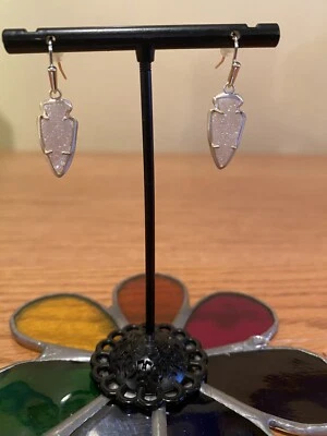 Brincos raros Kendra Scott Kate branco iridescente tom dourado druso - Imagem 1 de 4