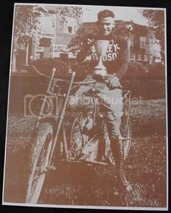 Harley Davidson Motorradfahrer mit Trophäe Sepia Karte Stockfoto 1920er - Bild 1 von 1