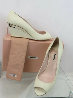 NIB MIU MIU 5KZ019 WHITE PEARL STINGRAY EMBOSSED LEATHER PEEP TOE WEDGES 40 - Image 1 of 4