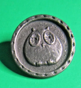 VINTAGE 7/8" La MODE STAR BORDER OWL BIRD SILVER METAL PEWTER NOVELTY BUTTON-C43 - Picture 1 of 2