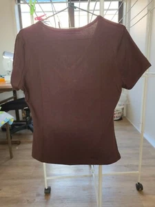 AJOY LADIES TSHIRT CHOCOLATE S/S FITTED POLY COTTON SIZE 12 CREW NECK DEEP V - Foto 1 di 4