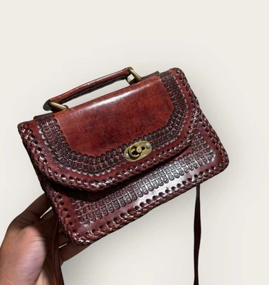 Bandolera de cuero tradicional artesanal con detalles intrincados Foto 1 de 4