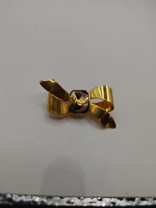 Brosche/Anstecknadel goldfarbene Schleife/Emaille Mitte/Mondsichel/Emaille lila Sterne - Bild 1 von 8