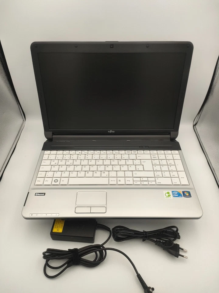 Fujitsu Lifebook A530, Intel Core i3-M380, 8GB RAM / 120GB SSD - Laptop - Bild 1 von 4