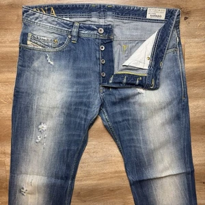 Diesel Jeans Herren 33x34 blau Safado Slim Straight Distressed DNA Kontrast Saum 31" - Bild 1 von 15