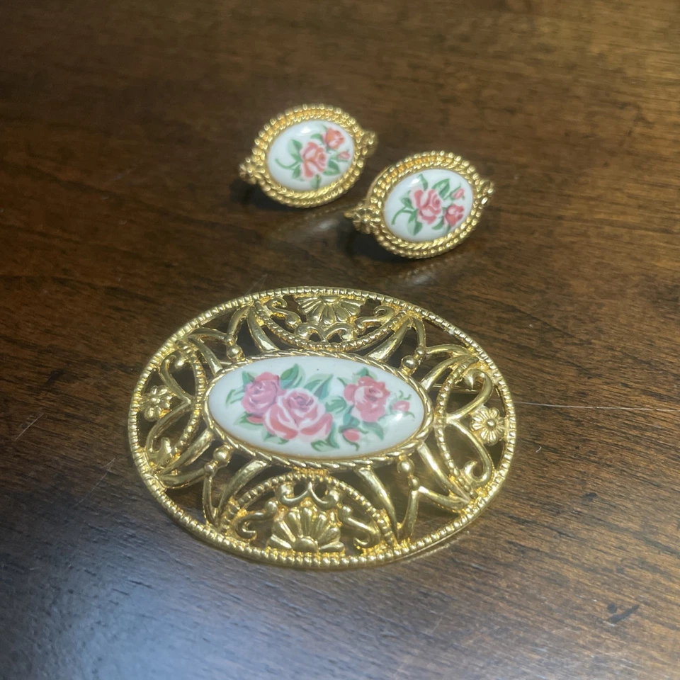 Juego de pendientes broche clip filigrana tono dorado vintage AVON ENCAJE PASTEL 1995 rosas Foto 1 de 4