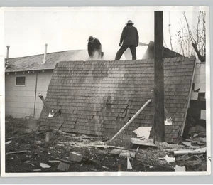 FIREFIGHTERS Clean Damage of MOTEL EXPLOSION Vintage 1958 Press Photo - Picture 1 of 2