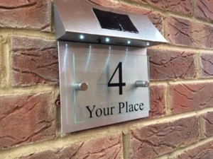 MODERNE HAUS SCHILD PLAKETTE TÜRNUMMER STRASSE GLAS ALU NACHBILDUNG SOLARLEUCHTE - Bild 1 von 3