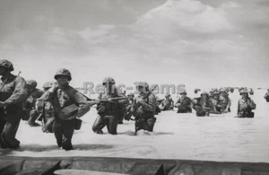 WW2 Foto Foto 1943 US Marines sbarco alle Isole Tarawa Gilbert 2081 - Foto 1 di 1