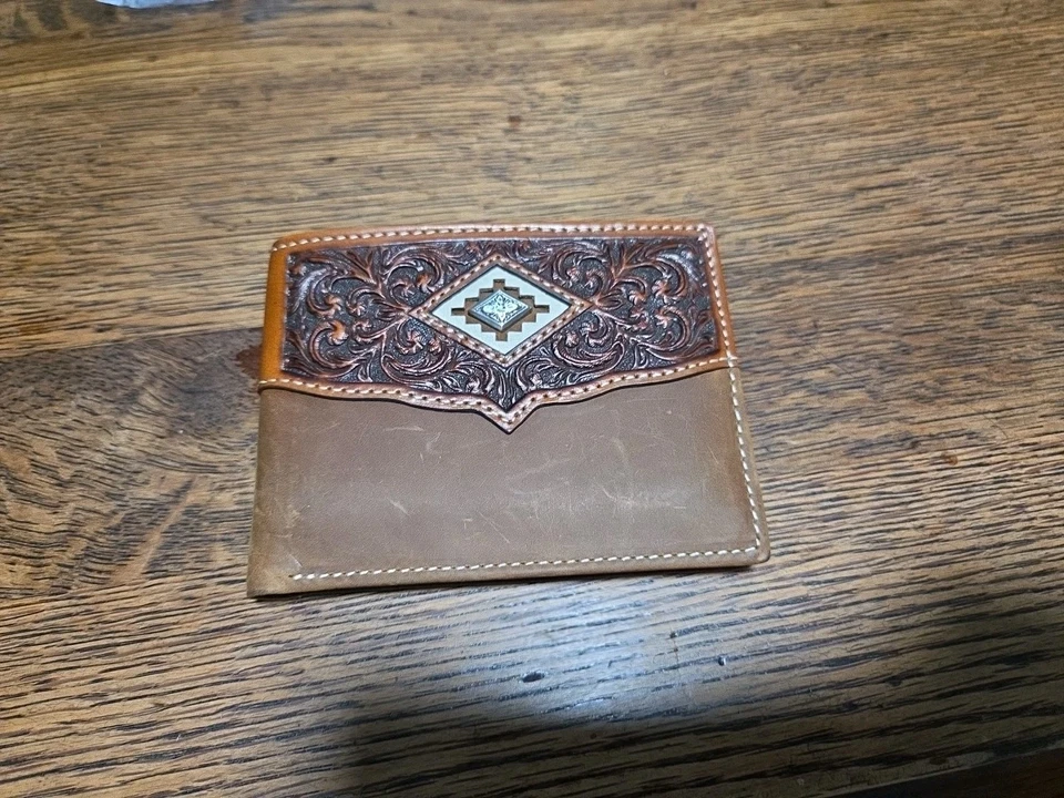 Cartera Ariat Plegable Mediana Marrón Repujado Superposición A3543244 Foto 1 de 1