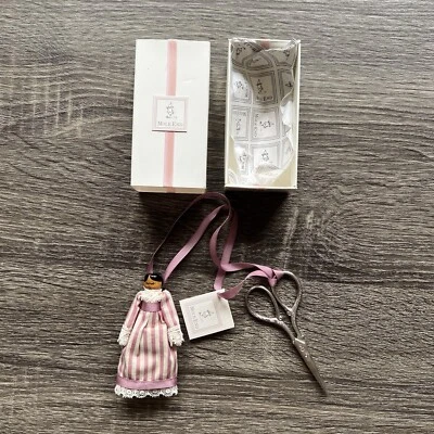 Tijeras con muñeca Henley-on-Thames Inglaterra Tole End Tiny Presents Foto 1 de 4