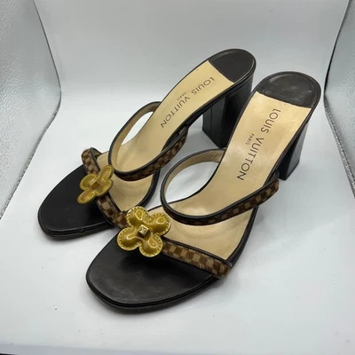 Sandalias Louis Vuitton con acento floral marrón oscuro pelo de pony tacón talla 37 Foto 1 de 4