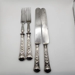 Antiguo juego de 2 tenedores y 2 cuchillos de cena enchapados en plata - Imagen 1 de 1